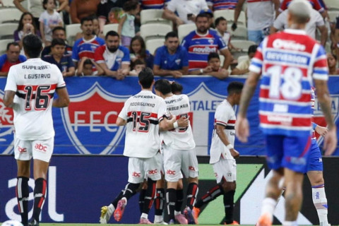 Com um a mais, Fortaleza perde para o São Paulo no Castelão e afunda no Z4 da Série A