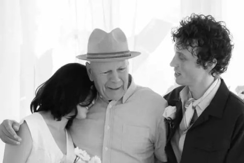 Após diagnóstico de demência, Bruce Willis aparece em foto rara no casamento da filha