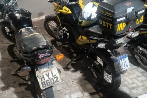 MOTO COM REGISTRO DE ROUBO É RECUPERADA DURANTE ABORDAGEM DE AGENTES DE TRÂNSITO EM TIANGUÁ