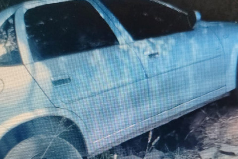 Na manhã deste domingo (10), um veículo modelo Chevrolet Classic, de cor prata, caiu em uma ribanceira após perder o controle.