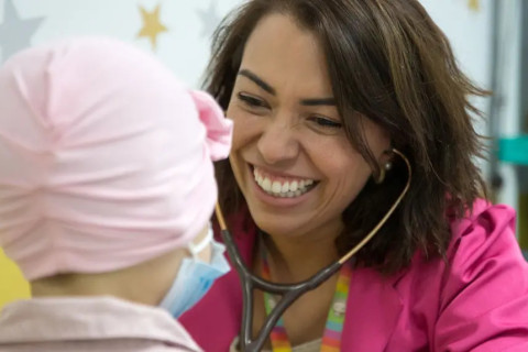 Médica alivia sofrimento de crianças com câncer em Fortaleza por meio do afeto