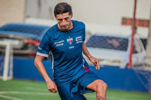 Novo atacante do Fortaleza, Herrera assina contrato e inicia treinamentos no Pici