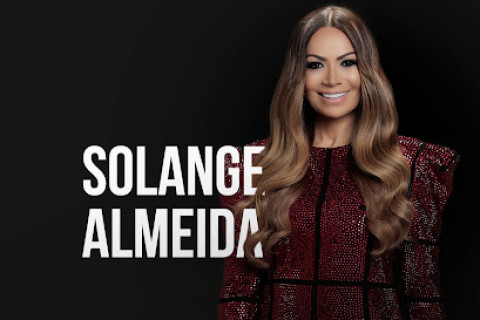 De férias, Solange Almeida canta 'Se Não Valorizar' em bar de Londres e é aplaudida