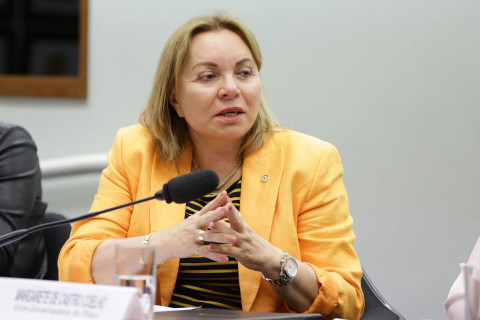 DEPUTADA CEARENSE É ALVO DE MANDADO EM OPERAÇÃO SOBRE FRAUDES NO INSS