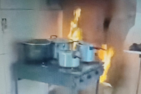 Um incêndio atingiu, na manhã da terça-feira (3), a lanchonete localizada na Vila Olímpica de São Benedito.