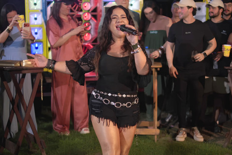 Página inicial Lagosta Bronzeada revive "Mensagem Pra Você" em releitura marcada por emoção e nostalgia