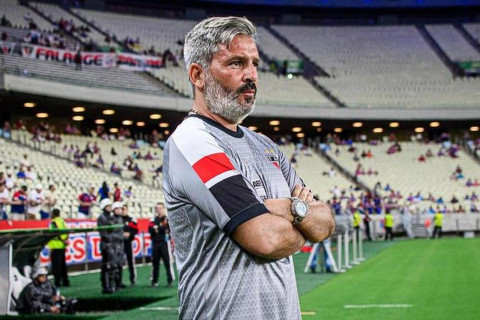 Ferroviário anuncia saída do técnico Tiago Zorro
