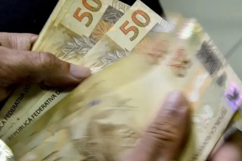 Aposentados e pensionistas começam a receber antecipação do 13º neste mês; veja datas